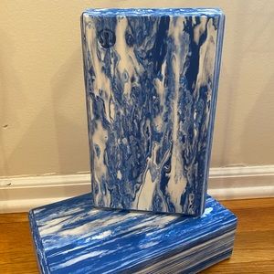 Lululemon yoga blocks
